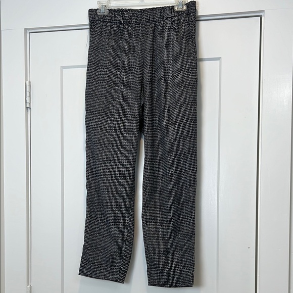 H&M Black and White lightweight cropped pants size 8. In perfect condition! - Picture 1 of 7